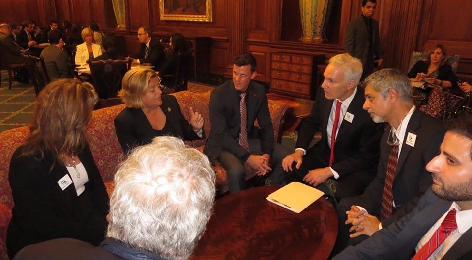 Rep. Ros-Lehtinen meets with CCL volunteers